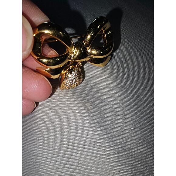 Vintage Whiting & Davis (WD) Gold Tone Bow Brooch Pin Rhinestone Heart Drop - Picture 3 of 7